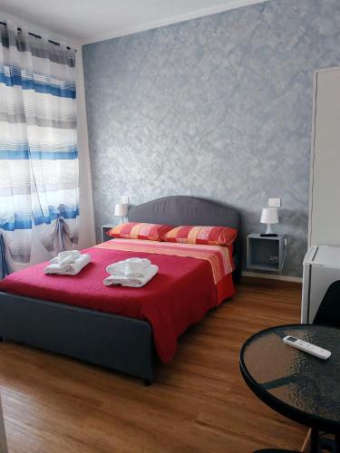 a bedroom with a bed with two towels on it at Termoli in una stanza in Termoli