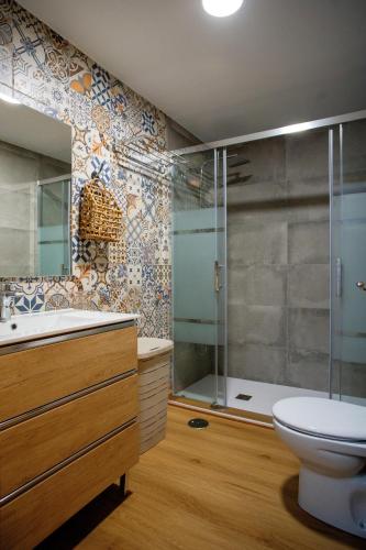 a bathroom with a shower and a toilet and a sink at Apto Primera Línea con Piscina - Guipas Beach in Puerto de Mazarrón