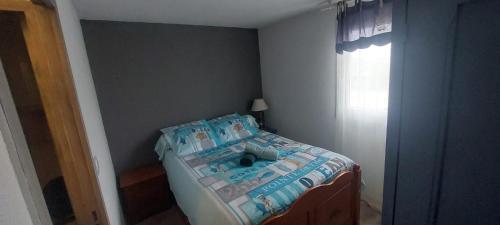 a small bedroom with a bed in a room at Appartement les saladelles in Le Grau-du-Roi