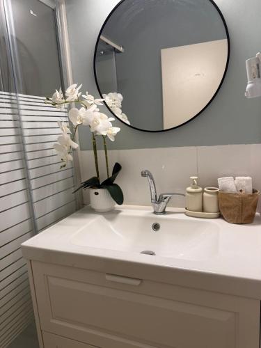 a bathroom with a sink and a mirror at נופש בפינה in Rosh Pinna