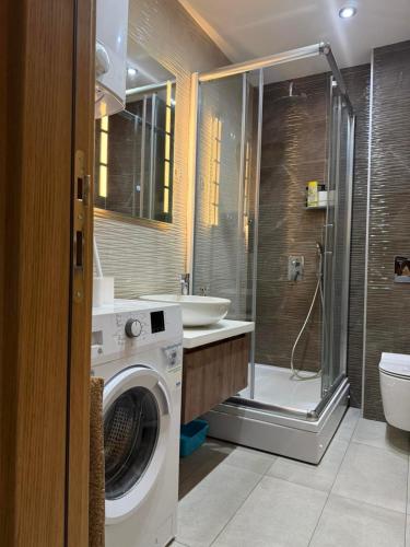 a bathroom with a washing machine and a sink at BalkanHill2 S37 Pekovic green in Zlatibor