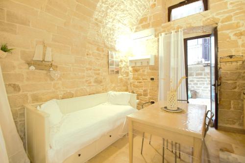 a small room with a bed and a table at Rubini's House in Giovinazzo