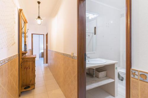 a bathroom with a sink and a toilet at Casa da Bé in Vila Nova de Milfontes