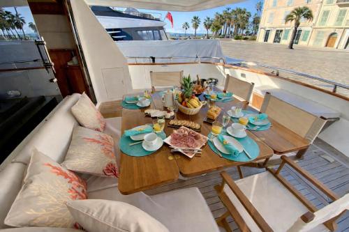 une table sur un bateau avec un repas dessus dans l'établissement Yacht FALCON FIVE, à Cannes