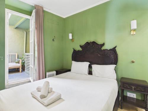 Elegant 3BR TownHouse w/ En-Suite Baths – Mouraria | By Airnest