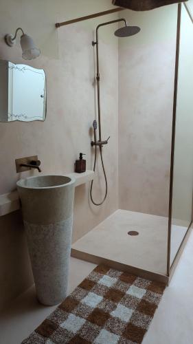 Maison Nathis في Saint-Sulpice-de-Roumagnac: حمام مزود بدش ومغسلة
