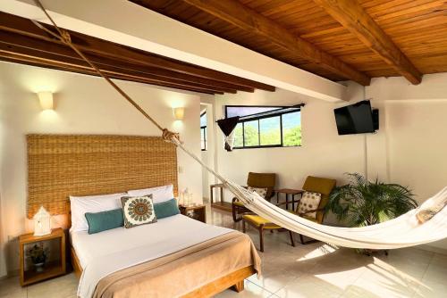 a bedroom with a hammock in a room at Casa Dornella - Casa de Hospedaje in Guaduas
