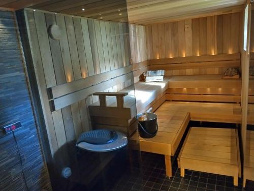 a sauna with a bench and a blue stool at Huone lintukodossa in Helsinki