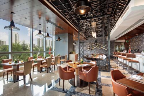 En restaurant eller et andet spisested på Hilton Chengdu