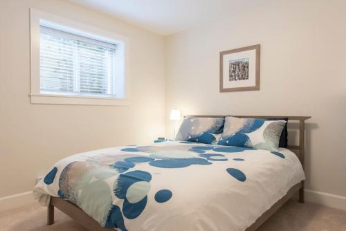 Säng eller sängar i ett rum på Brand New 2 Brdm Suite - New House