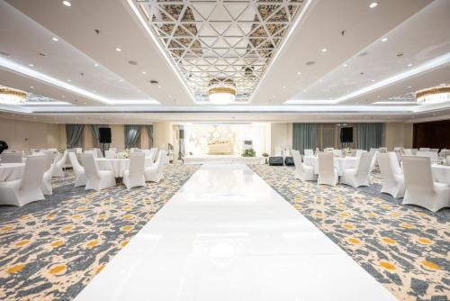 Wirgan Al Noor, Tapestry Collection by Hilton