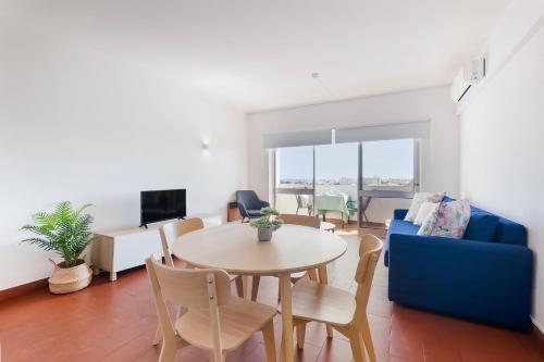 Central Sea view, with pool, AC and tennis court by Algarve Dream Holidays