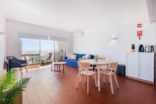 Central Sea view, with pool, AC and tennis court by Algarve Dream Holidays