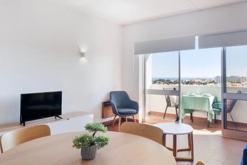 Central Sea view, with pool, AC and tennis court by Algarve Dream Holidays