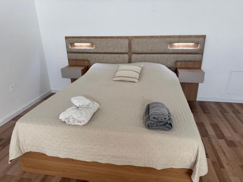 a bedroom with a bed with towels on it at Rincón del Agreste in Neuquén
