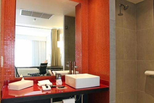 a bathroom with a sink and a mirror at Fiesta Inn Queretaro Centro Sur in Querétaro