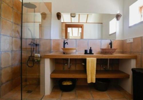 a bathroom with two sinks and a shower at El Campirri in Daimés