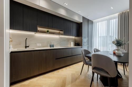 a kitchen and dining room with a table and chairs at Renest Milano Elegance Stay in Chişinău