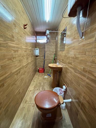 a bathroom with a toilet and a sink at Mini loft moderno y equipado in Fernando de la Mora