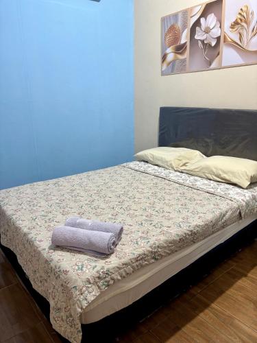 a bed with two towels sitting on top of it at Mini loft moderno y equipado in Fernando de la Mora