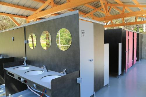 A bathroom at Ushuaïa Villages Camping Figurotta