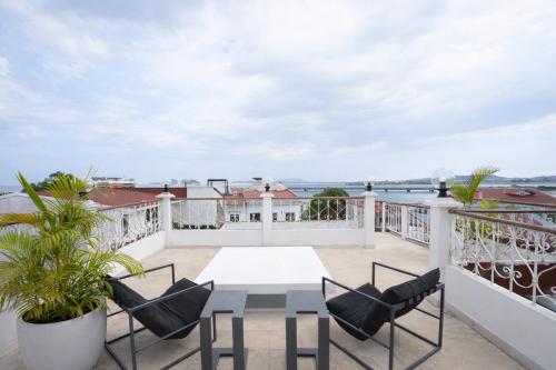 AmazINN Places Private Rooftop and Jacuzzi IX