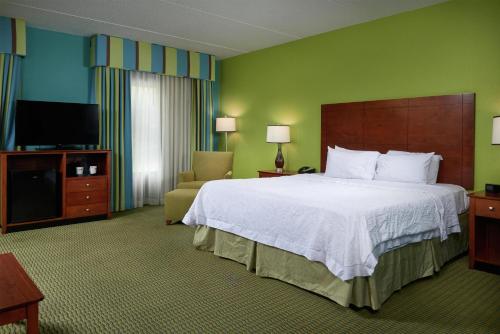 a hotel room with a bed and a television at Hampton Inn Bermuda Run / Advance in Bermuda Run