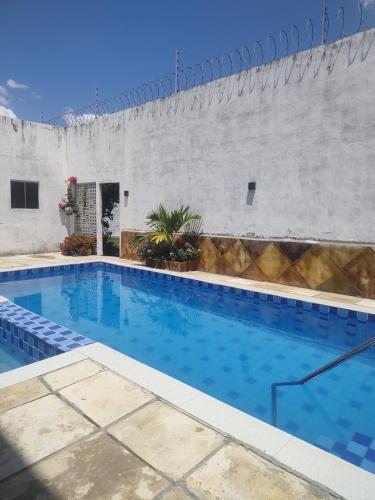 a swimming pool in front of a wall at Chácara Santa Teresinha Crato in Crato
