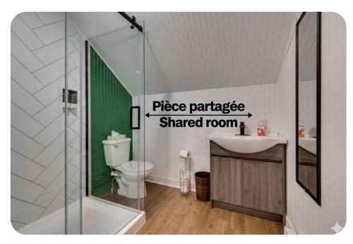 a bathroom with a shower and a toilet and a sink at Chambre 304 de l'hôtel Victoria confortable et moderne in Saint-Pascal