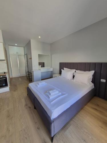 Guest - SEA BREEZE - Modern Studios With Free Parking