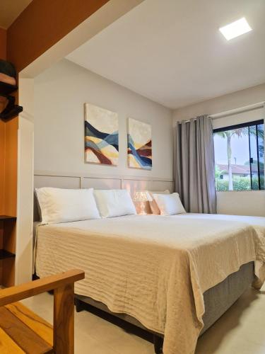 a bedroom with a large bed and a window at Frieden Haus Hospedagem in Pomerode