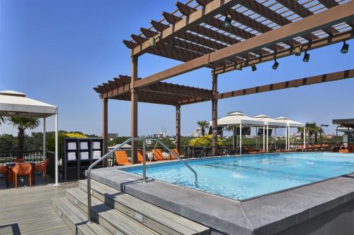 a swimming pool with a pergola on a building at Homewood Suites Savannah Historic District/Riverfront in Savannah
