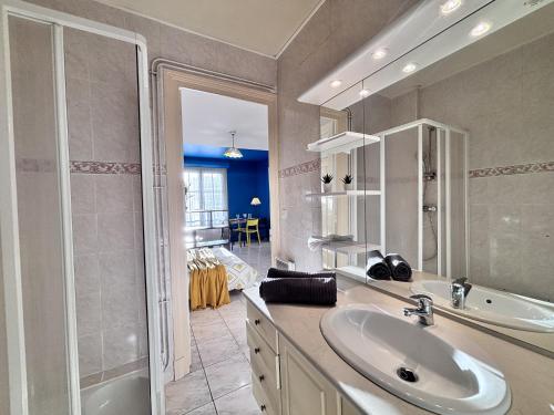 a large bathroom with a sink and a shower at Nuit Panoramique - Studio - Wifi - 2 pers in Châtel-Guyon