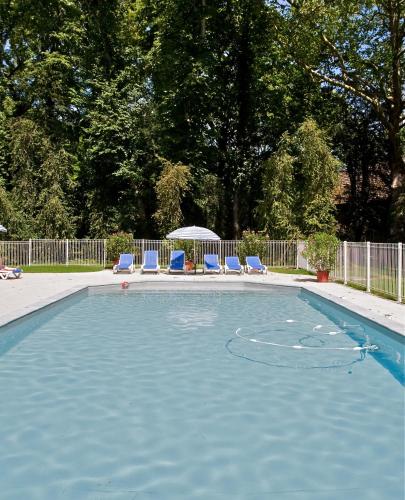 - une piscine avec des chaises et un panier de basket dans l'établissement Château de tailly, à Meursault