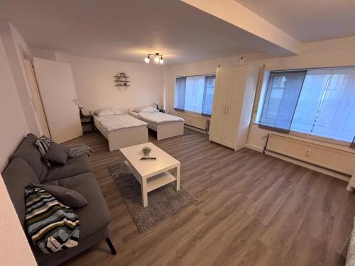 a living room with a couch and a table at Ferienwohnung in Hackenheim