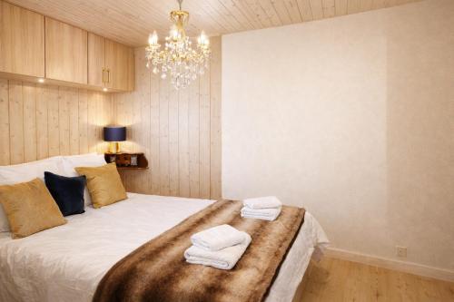a bedroom with a bed with towels on it at Maison d'Hortense - Chalet le Renard in Hérémence