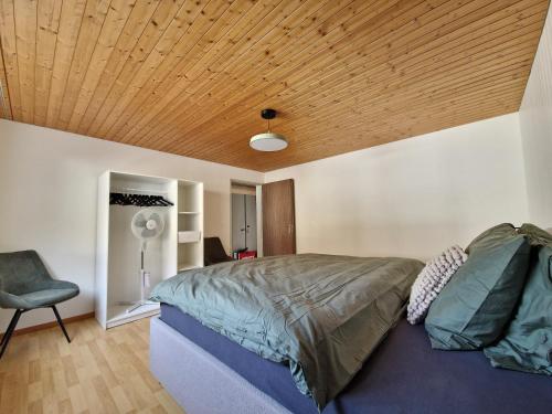 a bedroom with a bed and a wooden ceiling at Lakeview-Apartment - Komplette Wohnung mit Seeblick an ruhiger Lage in Weesen