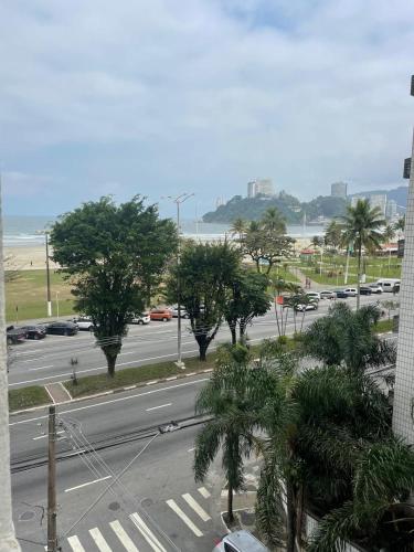 a view of a street with cars on a highway at Som do mar Kitinete in São Vicente