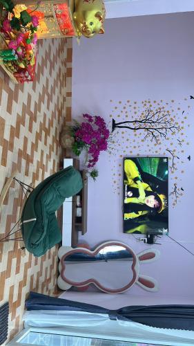 a room with a bed and a painting on the wall at Ryo Homestay Dốc Lể in Ba Ha