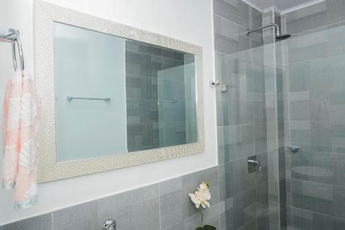 a bathroom with a mirror and a shower at Sunshine Boutique Hotel in San Andrés