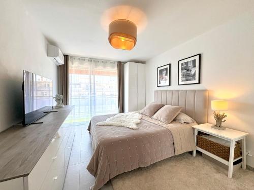 Beautiful 3-bedroom - Walking distance to beaches - Swimming pool - Parking