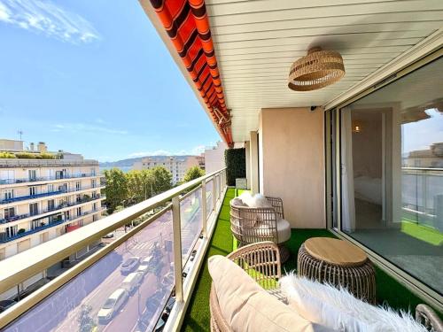 Beautiful 3-bedroom - Walking distance to beaches - Swimming pool - Parking