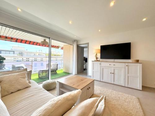 Beautiful 3-bedroom - Walking distance to beaches - Swimming pool - Parking