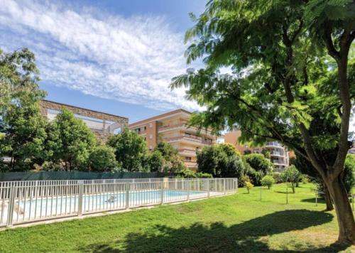Beautiful 3-bedroom - Walking distance to beaches - Swimming pool - Parking