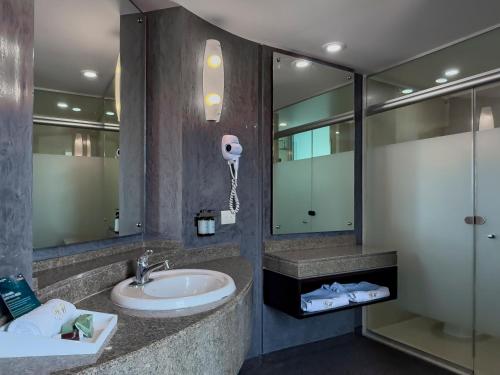 a bathroom with a sink and a mirror at Hotel Marbella in Mexico City