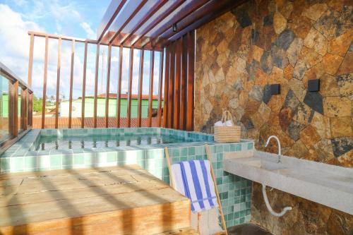 a swimming pool with a bench and a sink at Hotel Kanto Do Chico Conceito in Icaraí