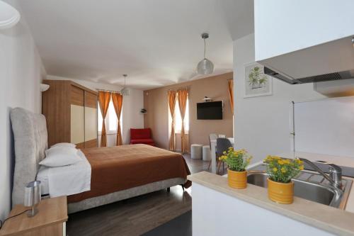 Rooms & Apartments 72