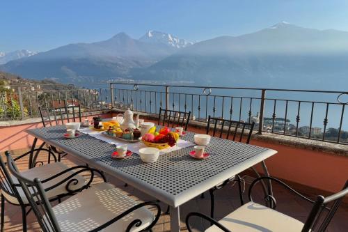 a table with a bowl of fruit on top of a balcony at Mastena Elegante in San Siro