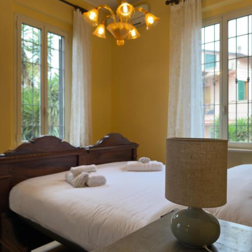 a bedroom with a bed with two towels on it at Il "Nido di Achille" in Centro - 2 piani di privacy e massimo comfort! in Terni