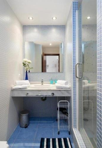 a bathroom with a sink and a mirror at Alquilaencanarias El Palm Mar in Palm-Mar